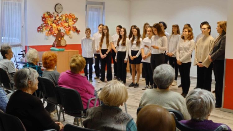 Idős lakókat ajándékoztunk meg dalainkkal