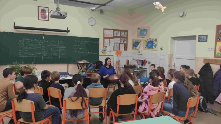 Handpan hangszerbemutató az 5. a osztályban